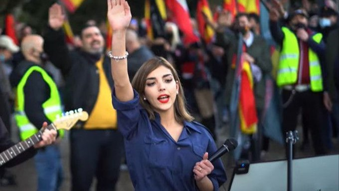 JulianMaciasT's tweet photo. ✋ Las 3 primeras imágenes representan como se permite que el fascismo pulule libremente en España por las redes, calles y teles.
En la cuarta imagen vemos como Alemania no le dejan ni entrar al país. https://t.co/hwkFIao8j7