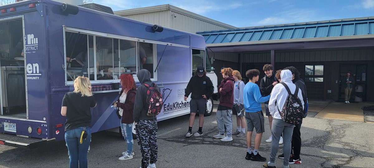 NewHorizonsHS's tweet photo. Lincoln County R-III EduKitchen at New Horizons HS today!  #Hornets #EduKitchen https://t.co/ROtk8uoiHn