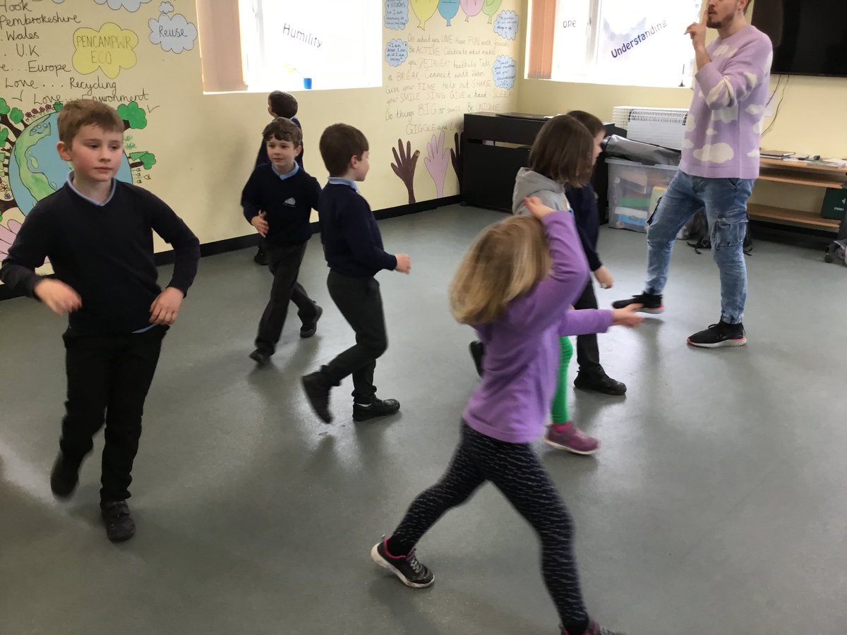 hook_dwrgi's tweet photo. We really enjoyed our visit from @visionartswales yesterday! Thank you for such a fun session. 🎵🎭🕺 https://t.co/J14ePbmDb9
