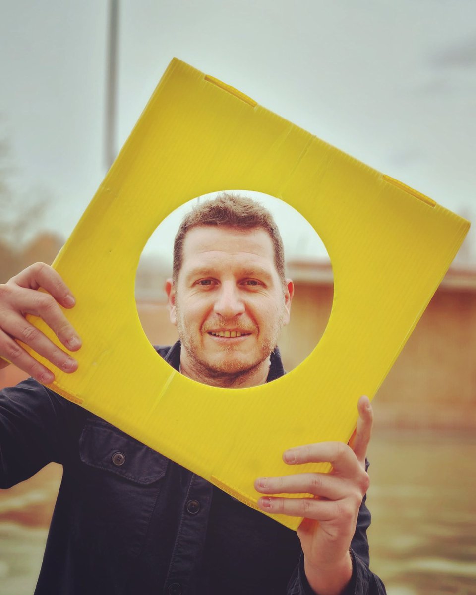 lfcalleja's tweet photo. Madrid-Kiev a tan solo 3650 selfies. #hazteunselfieporucrania es el proyecto de mis alumnos de 3ESO @milagrosamadrid para ayudar a Ucrania. Si lo conseguimos @lidlespana donará 1000 euros en productos para Ucrania. ¿Te unes al reto? #claustrovirtual https://t.co/zGSQ5JORxf