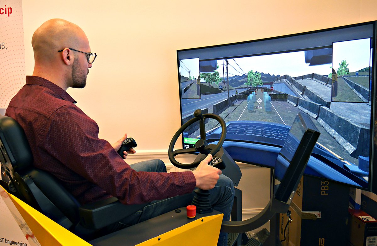Quebec_FR's tweet photo. #CMLabs, grâce au support de son partenaire français 
@antycipsim, était @Quebec_FR pour présenter ses nouvelles technologies de #formation par #simulation pour le marché de la #construction.
A cette occasion, des clients potentiels ont pu tester leurs simulateurs.
___
@vxsim https://t.co/f4dpGMWGnK
