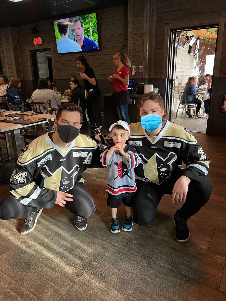 little_bit304's tweet photo. (Even though I think Cohen was star struck &amp; didn’t know what to think at first 🙊) 

I know it still made his day getting to hang out with the @WheelingNailers 🏒🥅🖤

#MyHockeyBoy #WheelingNailers #WeLoveTheNailers #ECHL #Hockey #LetsGoNailers #HockeyFans #WV #WeLoveHockey https://t.co/ULxO2t7zuK