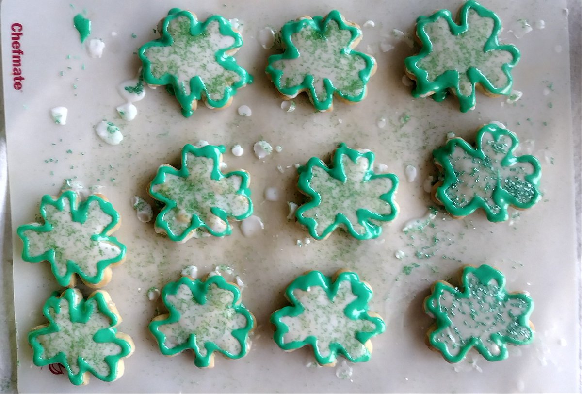 c_stem's tweet photo. #chemiststhatbake I baked sugar cookies instead of the usual frog cupcakes (better to dissect!) Happy St. Patrick's day @ksbioteachers @AACTconnect #foodscience https://t.co/SJ9FMiYE2a