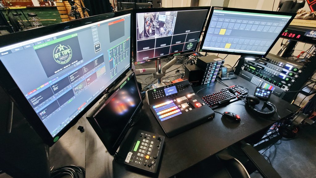 RTcastMichael's tweet photo. Today at 3pm CT on Rooster Teeth
#OffTopicAH #RTBroadcast https://t.co/9NtM414SdH