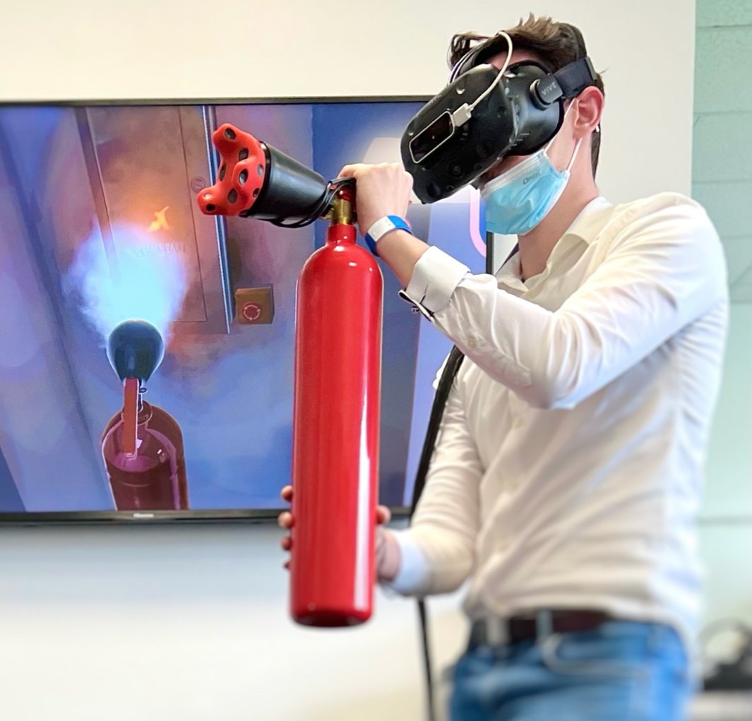 syko_studio's tweet photo. Démonstration #formation  #Incendie 🔥 en réalité mixte avec @syko_studio chez @France_SST
 ✅ réaliste et immersive✅ adaptée au contexte professionnel et dans un cadre sécurisé✅ rapide à mettre en œuvre✅ économique (sans recharge d'extincteurs). https://t.co/pbIAmuW92B