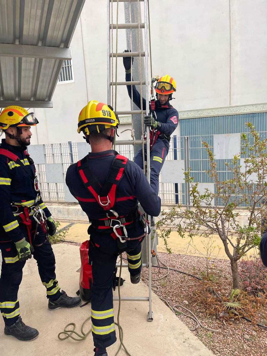 manu_llopis's tweet photo. Continuamos con la formación de escala extensible a los compañeros de @BomberosDipuALC #AFD #parquedeAlmoradí #zonaoperativaVegaBaja #zonasdelaVega #areasur https://t.co/EzGLUtkPZE