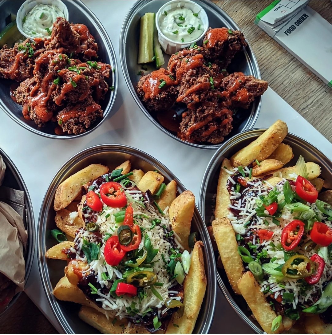 The sun is arriving this weekend! ☀️☀️☀️ Come enjoy it with cauli wings and dirty fries 😎