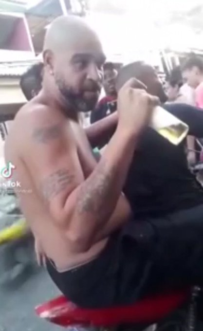 Esta es la última imagen pública que se ha visto de Adriano Leite, el Emperador. Bebiendo de fieta en una favela. Vaya pena más grande.