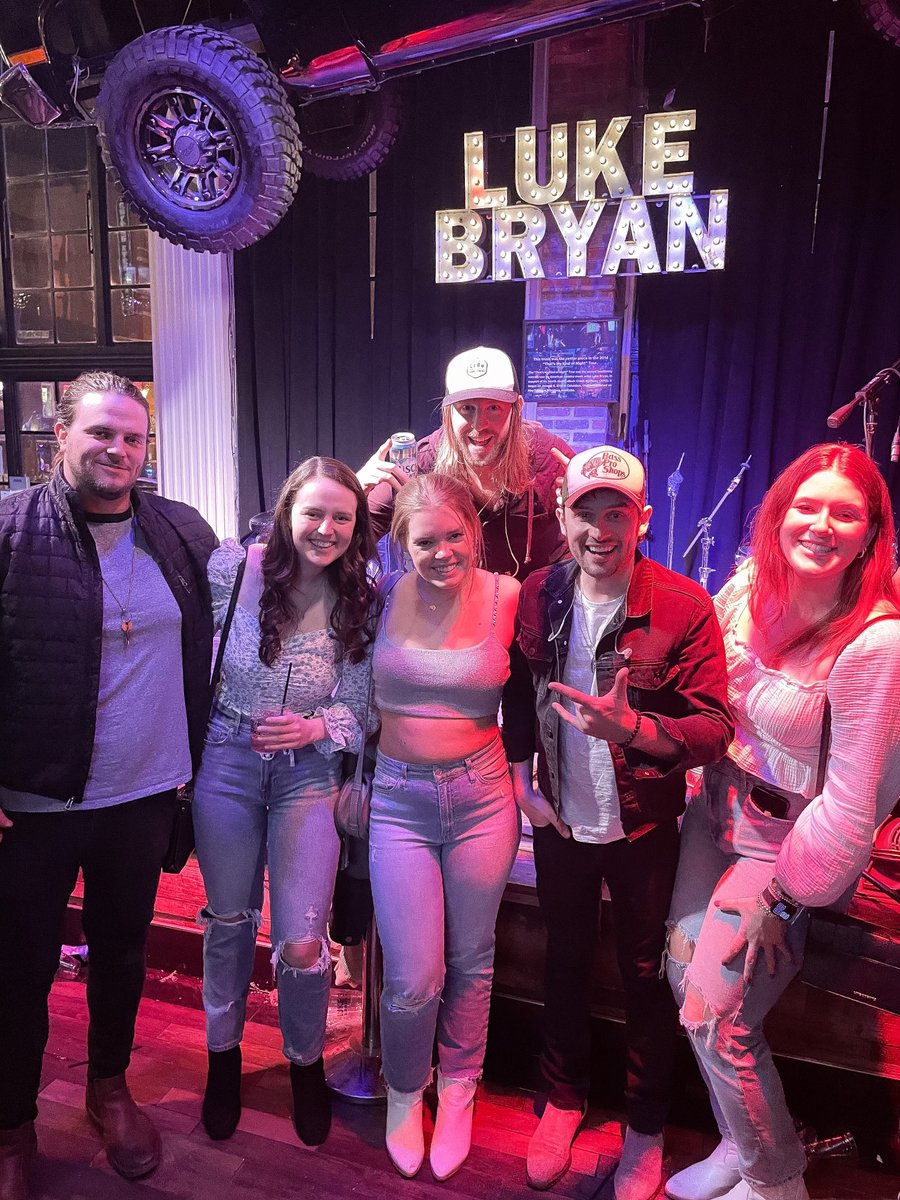 ErathOld's tweet photo. Livin the dream and meeting some awesome people along the way ⭐️

I want to see all your bright, shining faces on Broadway this weekend! #bethereorbesquare https://t.co/w4KMv7uMgq