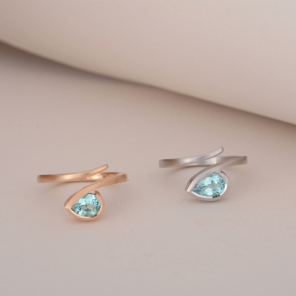 McCaulJewellery's tweet image. Such a vibrant colour, paraiba tourmalines pair well with a range of metals...which of our Twist rings would you choose? Cool platinum or warm rose gold?

#twistring #paraibatourmaline #designermaker #bespokejewellery #jewellerylondon #craftsmanship #engagementring #handforged