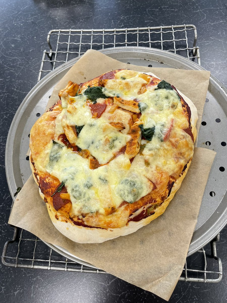 HeoldduFood's tweet photo. Year 9 got into the Italian spirit today with freshly made pizza. A great effort with dough making and some delicious end results. 🍕 🇮🇹 #Doughtastic @HeoldduCS https://t.co/xdwDcebH8e