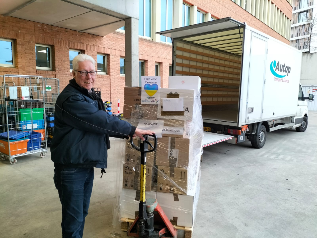 Ziekenhuizen in Oekraïne hebben grote tekorten aan hulpmiddelen en medicijnen. Nederlandse ziekenhuizen hebben de krachten gebundeld en ondersteunen hen met medicijnen en medische hulpmiddelen. Ook Laurentius en Autp Roermond dragen bij met het doneren van medische hulpmiddelen.