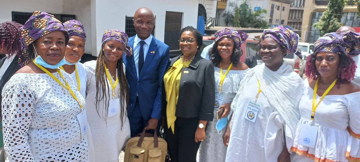 gfofanah's tweet photo. Women in solidarity with Auditor General Madam Lara Taylor-Pearce and Deputy Mr.Tamba Momoh @ the opening of the Tribunal on alleged Professional Misconduct @SL Law Courts
@LisaJChesney
@MichaelBasita @NickyLSC https://t.co/Q1Qq3X2wFl
