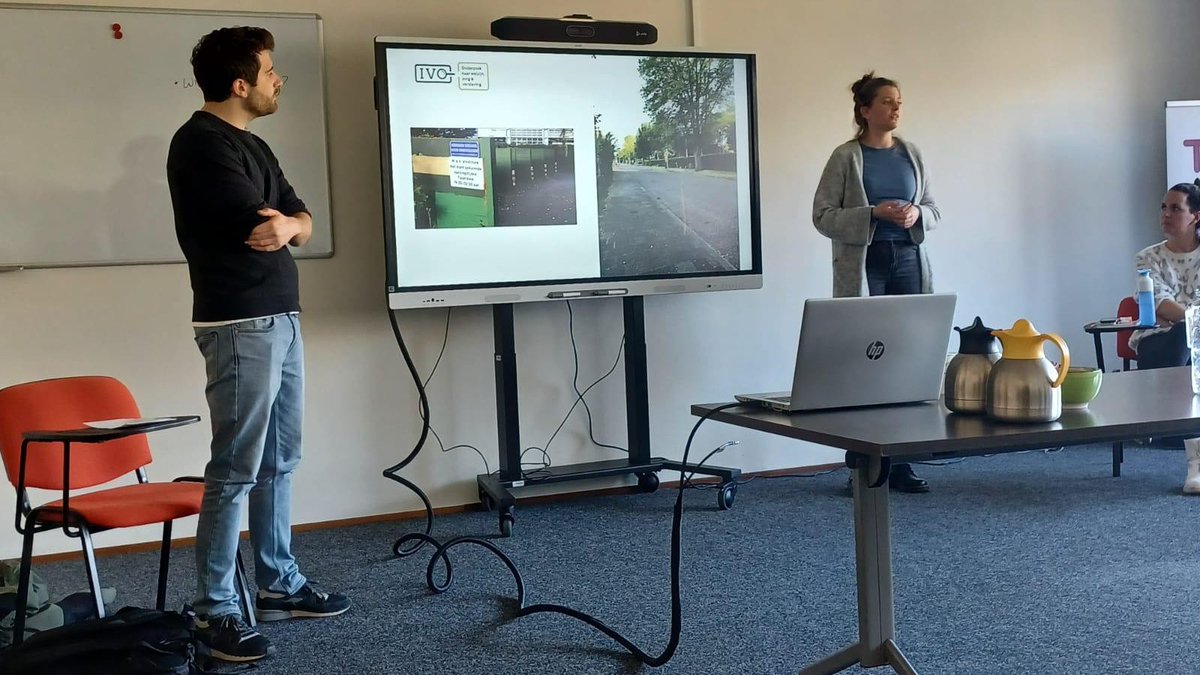 IVO_Research's tweet photo. IVO-onderzoekers Thomas Martinelli en Simone ’t Hooft presenteerden vandaag het #onderzoek naar de situaties en behoeften van #sekswerkers rond de #sluiting van de Utrechtse #tippelzone. Ze gaven deze presentatie aan de @gemeenteUtrecht en de @Tussenvrz. (1/2) https://t.co/SGKdTUrTHy