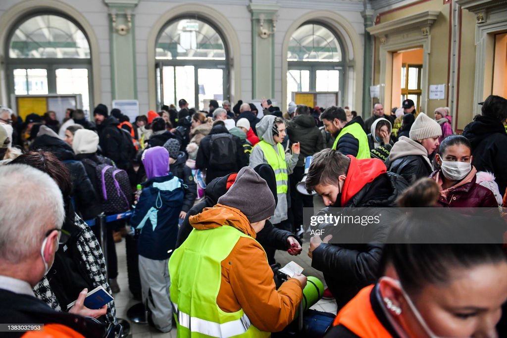 Refugees from 🇺🇦 exceed 3 million. Half of them children 

Qualified staff from anti-trafficking units need to be available at borders, reception centers and urban areas  to identify cases of #HumanTrafficking 

War and displacement feed this crime