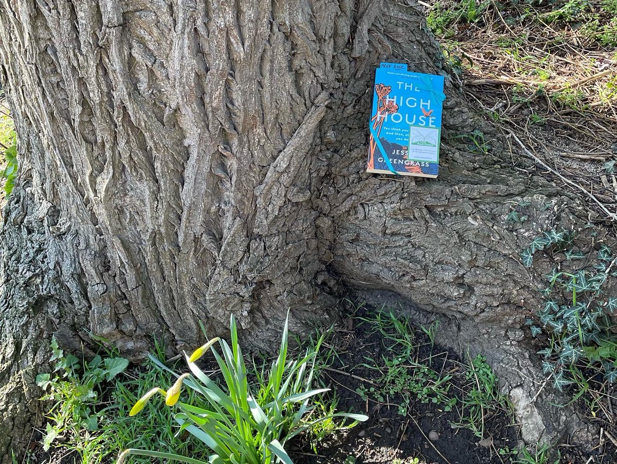 kayissac's tweet photo. The High House: You think you have time, and then all at once, you don't... The Book Fairies are sharing an important piece of climate fiction today from Jessie Greengrass - these copies were left at Newark Castle Gardens.
#ibelieveinbookfairies #TheHighHouse #TBFHigh https://t.co/ESHBvosY8W