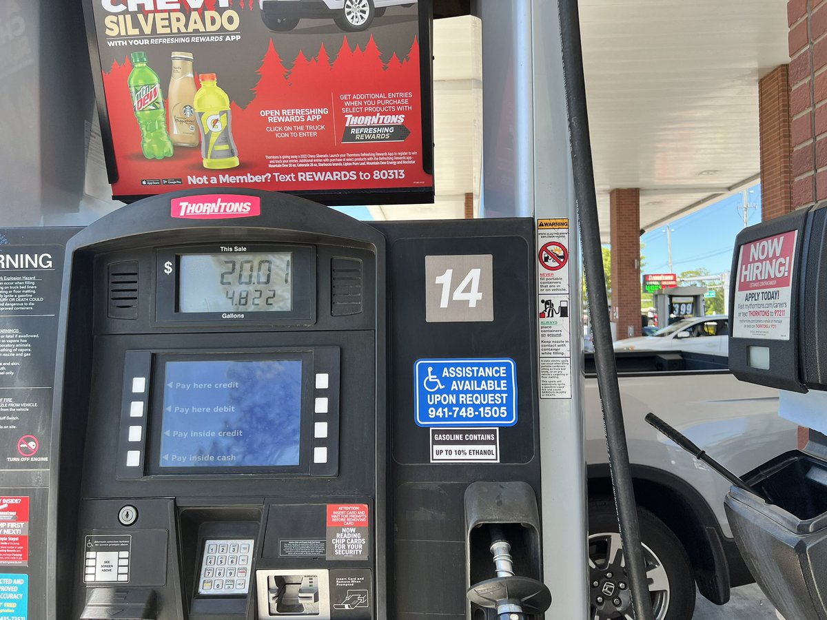 GabrielleArzola's tweet photo. Something interesting I’ve noticed. No one is really getting a “full tank” anymore. Pumps I’ve seen only have around 4-8 gallons from the previous user. #GasTalk https://t.co/3ntIAkIFe7