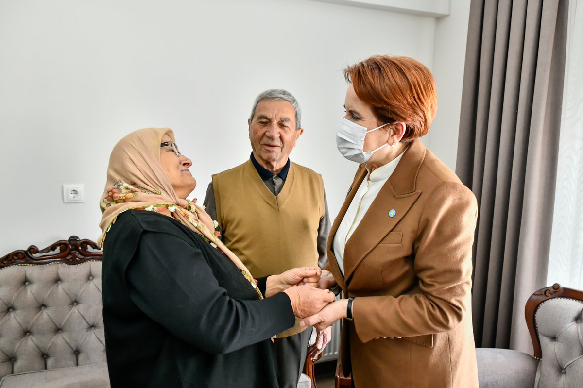iyiparti's tweet photo. Genel Başkanımız Sayın @meral_aksener,

Bugün İncirliova'da, 1996 yılında Bingöl'de şehit verdiğimiz Süleyman Çamlıca'nın ailesini ziyaret etti. 

Şehidimize Allah'tan rahmet diliyor, kıymetli ailemize misafirperverliklerinden ötürü teşekkür ediyoruz. https://t.co/wJ7AL8Qwy7