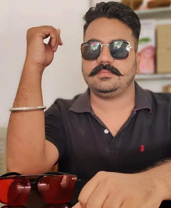 HansrajMeena's tweet photo. राजस्थान के पाली के दलित भाई जितेन्द्र हेल्थ वर्कर का कार्य करते थे। साथ में स्टाइल से रहते थे। मूछें रखते थे। चश्मा पहनते थे। हाथ में कड़ा पहनते थे। सोशल मीडिया पर अपनी फोटो अपलोड करते थे। यही बात जातिवादी सवर्णों को खटक गई। हत्या कर दी। सब चुप हैं। #JusticeForJitendraMeghwal https://t.co/qsPa0ywsEN