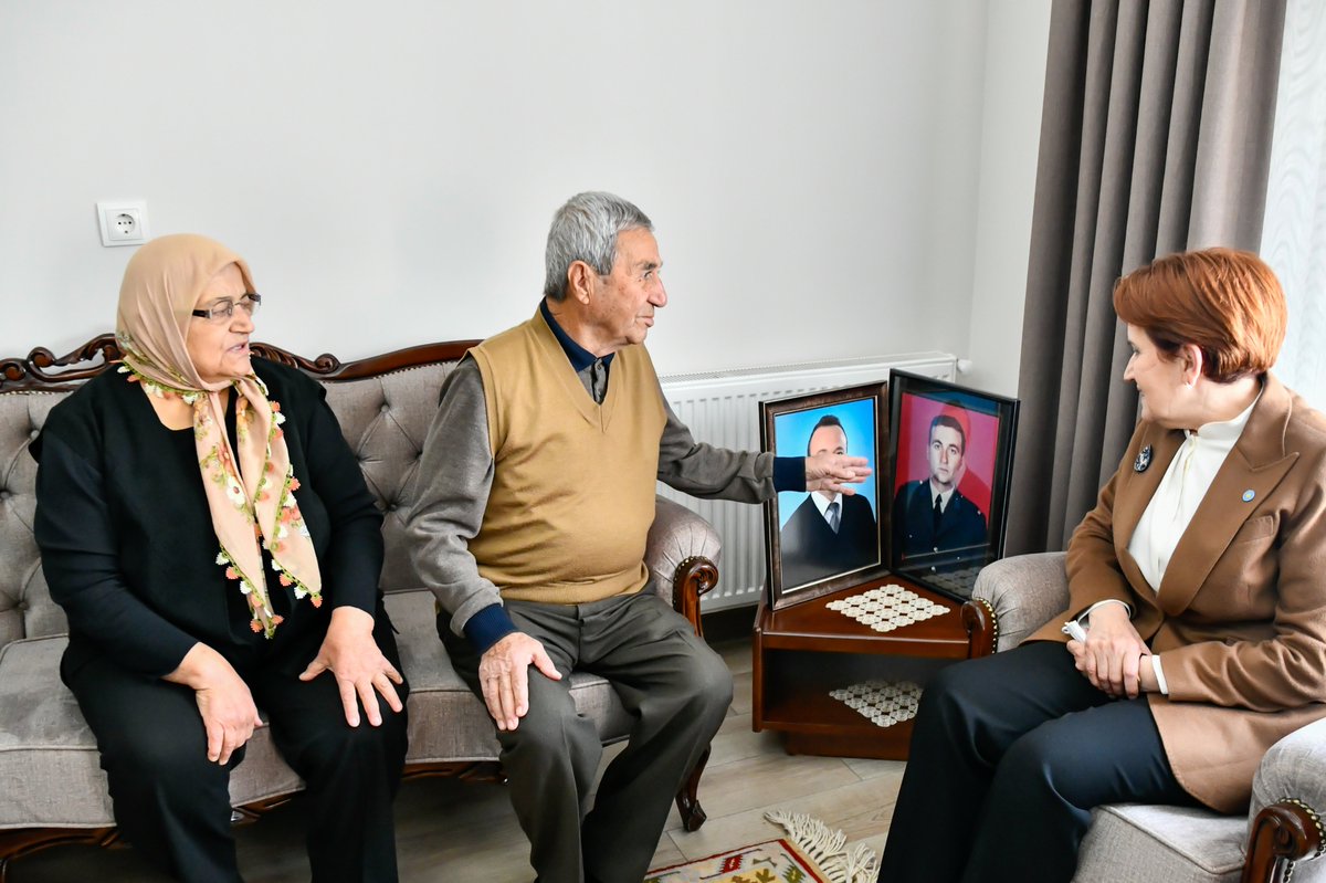 iyiparti's tweet photo. Genel Başkanımız Sayın @meral_aksener,

Bugün İncirliova'da, 1996 yılında Bingöl'de şehit verdiğimiz Süleyman Çamlıca'nın ailesini ziyaret etti. 

Şehidimize Allah'tan rahmet diliyor, kıymetli ailemize misafirperverliklerinden ötürü teşekkür ediyoruz. https://t.co/wJ7AL8Qwy7