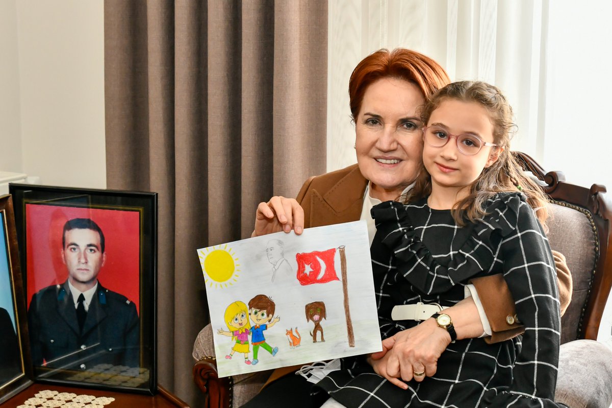 iyiparti's tweet photo. Genel Başkanımız Sayın @meral_aksener,

Bugün İncirliova'da, 1996 yılında Bingöl'de şehit verdiğimiz Süleyman Çamlıca'nın ailesini ziyaret etti. 

Şehidimize Allah'tan rahmet diliyor, kıymetli ailemize misafirperverliklerinden ötürü teşekkür ediyoruz. https://t.co/wJ7AL8Qwy7