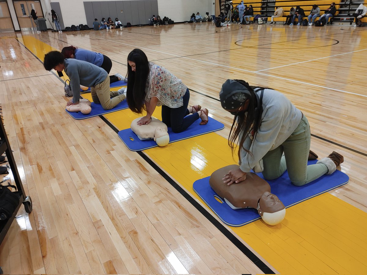 JoAnaMJSmith's tweet photo. Students learning CPR in health and PE #lifereadiness https://t.co/KsKazI2io7