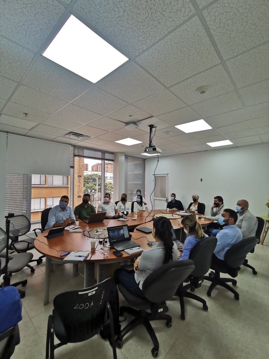 charrychia's tweet photo. Hoy desde @PROCOLOMBIACO estamos compartiendo con los empresarios los servicios para la Internacionalización de bienes y servicios de #Santander en "Puertas Abiertas a la Internacionalización" en el marco de la Regionalización de la #MisióndeInternacionalización @JulianaVillegas https://t.co/GyHr0dzoji