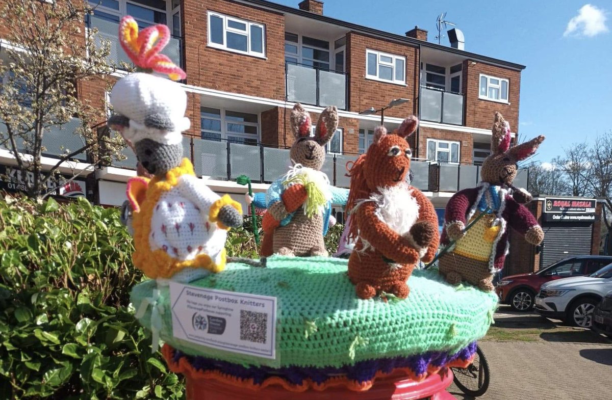 StevenagePostb1's tweet photo. Peter Rabbit and friends are now at Marymead on Broadwater Crescent. A second Easter topper supporting @GHHospice https://t.co/b7Apeie2dN