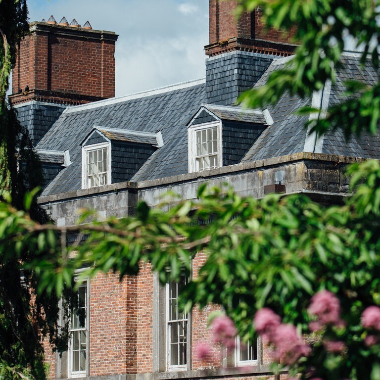 TselanaTravel's tweet photo. CASHEL PALACE, UN NOUVEAU REFUGE IDYLLIQUE EN IRLANDE🍀
Un majestueux hall à colonnades, des murs couverts de boiseries, des escaliers aux rambardes ciselées, des jardins à l’anglaise... le Cashel Palace entraîne ses hôtes dans un florilège de magie. 
#NowOpen #Citybreak #Ireland https://t.co/z9BmBfTNPS