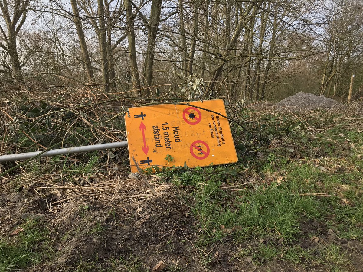 nicosmiet's tweet photo. #COVID en de maatregelen zijn in de hoek gesmeten! #symbool wat eens was! https://t.co/EOxJm0jeFz