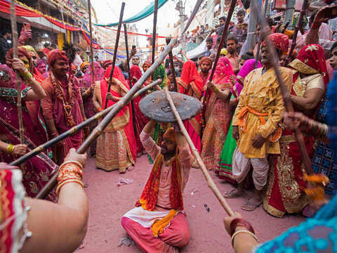DeadpoolSA's tweet photo. He : latth barse Bheege chunr wali Latth barse 😍🙌
She: maro ise 😁
#barsanekiholi https://t.co/FS3VsXhuoi