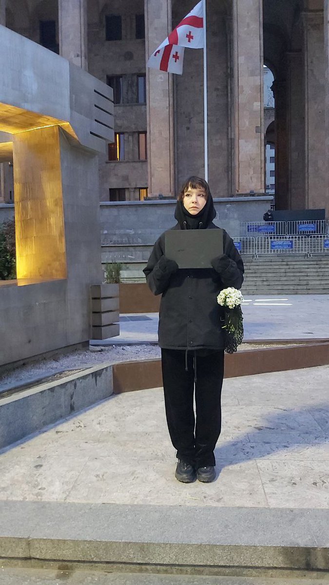 turangi96's tweet photo. Tbilisi 17.03.2022. Just a wonderful person who stands on a solitary picket for an anti-militarist action.
#womeninblack #tbilis #нетвойне #женщинывчёрном #тбилиси https://t.co/EjQuXOBgqy