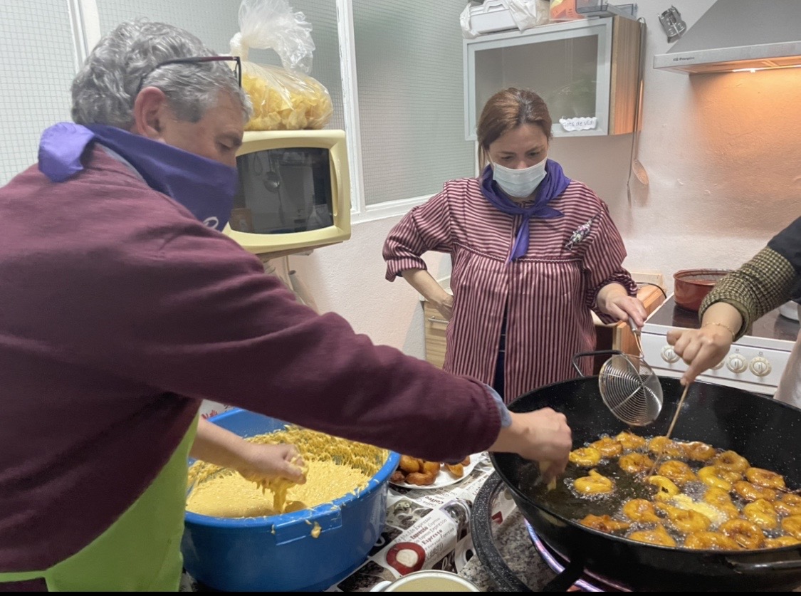 CompromisPaipor's tweet photo. Gaudint de la jornada fallera a la seu de Compromís 🔥
Bunyols i xocolata per combatre el mal temps ✊
#CompromisamblesFalles https://t.co/xRpkUvftBg