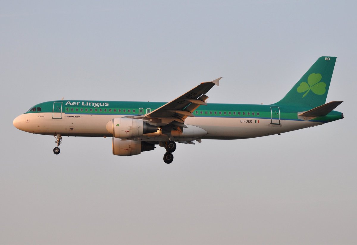 jmlesavions's tweet photo. Le petit avion du jour. Plane of the day.
#SaintPatrickDay #eideo #aerlingus #lhr #backin2012 #greenplane @AerLingus #EIRE https://t.co/3fviPSvt5z
