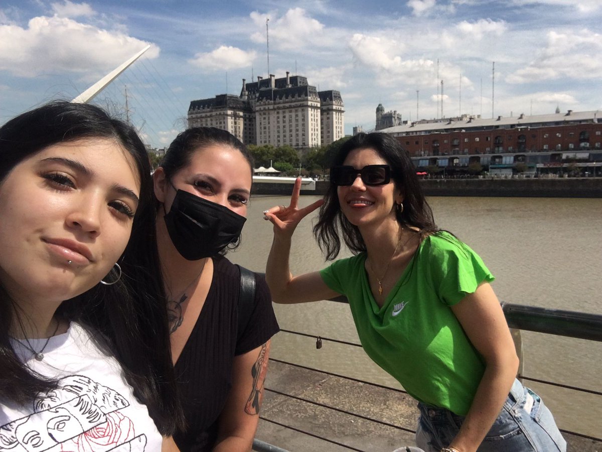 bbadlanads's tweet photo. marina y el puente de la mujer de fondo 🙏🏻🙏🏻 TE AMOOOO https://t.co/4SFdk36o9p