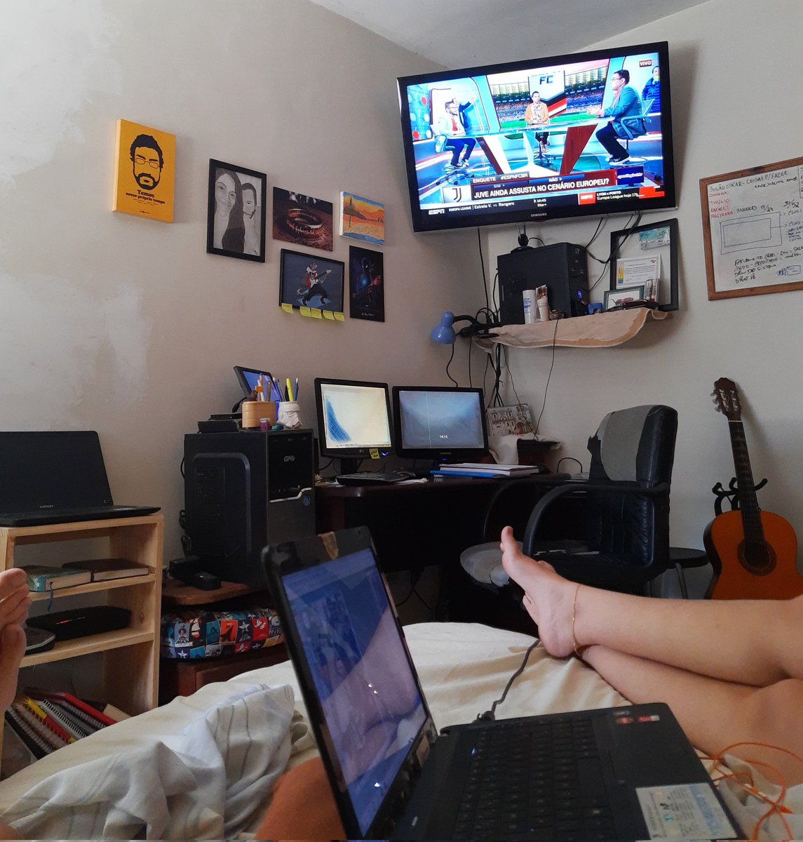 RafaelGouveiaM's tweet photo. Quase que perdia meu @ESPNFC ! hoje em horário mais cedo.

Obs: PCs e Notebooks "abandonados". Pausa para o #ESPNFCBR . 😇

#homestudent @ubiraleal @LucianoAmaral @AndreDonke (espero que seja esse Donke 😬) https://t.co/xiqt7TfEvs
