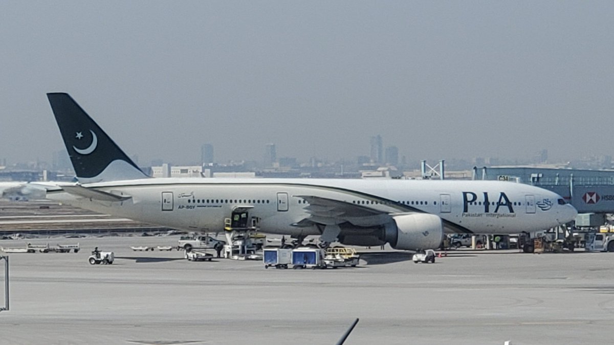 veryboeing's tweet photo. Pakistan International Airlines #B777 -240(LR),#APBGY CYYZ https://t.co/3grIUf9alS
