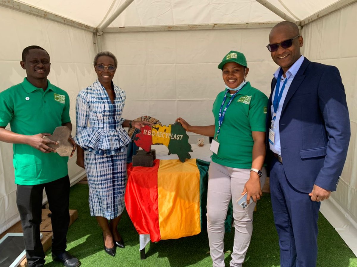 malado_kaba's tweet photo. Visite du stand de nos compatriotes 🇬🇳 qui, avec #Recyplast , recyclent du plastique pour en faire des pavés ! Ils prennent part au concours sur l’entrepreneuriat responsable et l’#innovation c/o les #jeunes. #innovation #Guinee @kibaro_guinee #localcontent https://t.co/kmd2B6To8k