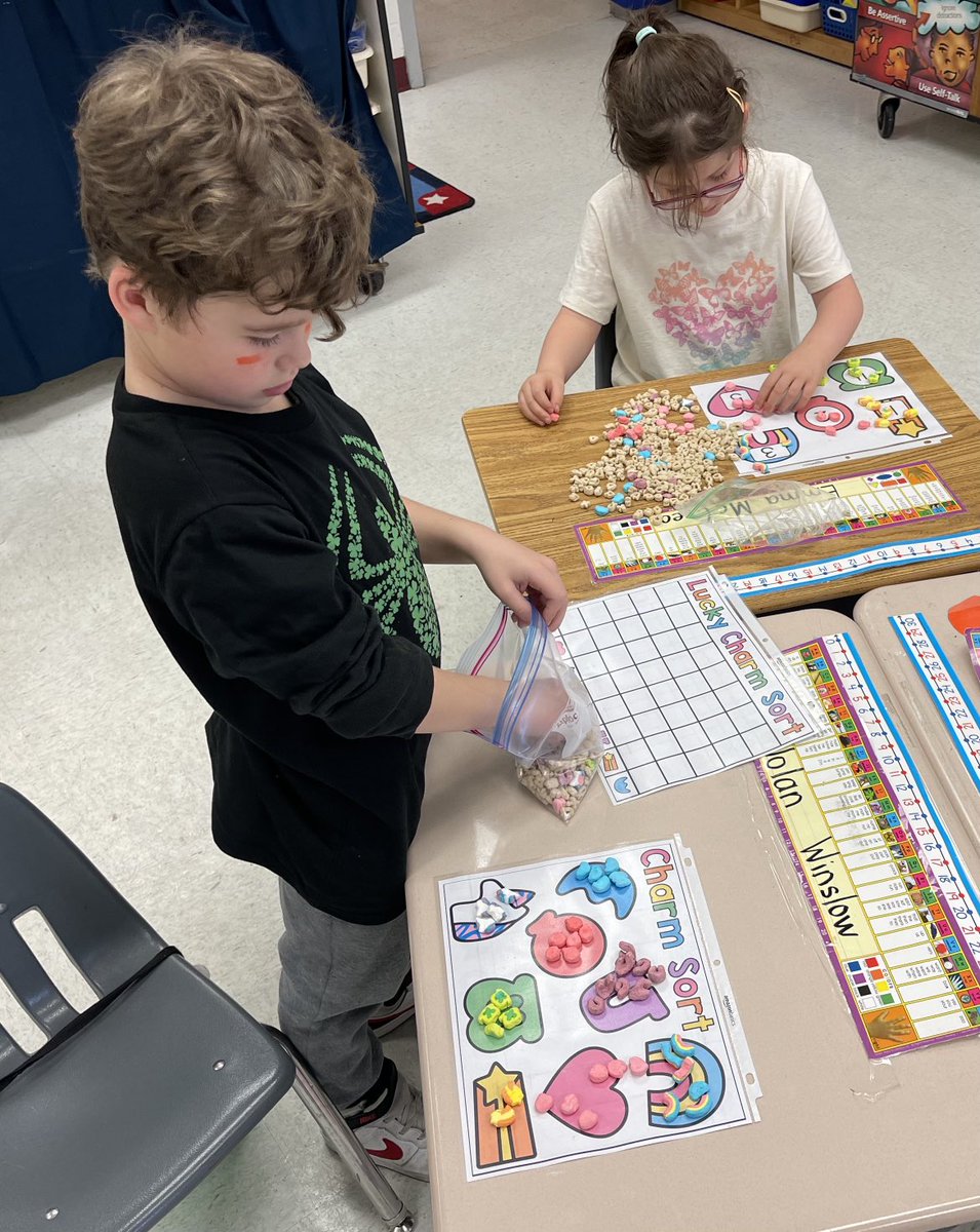 MrsMackey4's tweet photo. Ss sort and graph Lucky Charms during math centers today.#stpatricksdayfun https://t.co/AIfBYwvEzK