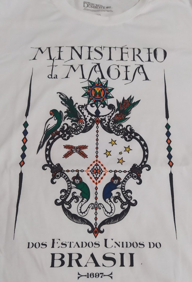 Chegou a camisa do Ministério da Magia do Brasil 🇧🇷 ✨ !!!

Design da <a href="/minalima/">MinaLima</a> , disponível na <a href="/riachuelo/">Riachuelo</a> .

<a href="/itsjoaopedroFB/">João Pedro ϟ HP IS COMING</a> @xLeokreimer <a href="/ArtefatoPop/">Artefato Pop | Veja o 📌</a> <a href="/siteanimagos/">Animagos</a> @PortalAFSOD <a href="/AFEOHBr/">Animais Fantásticos Brasil</a> <a href="/NerdDaora/">Nerd Daora</a> @tesaoScamander 

#SecretsOfDumbledore #HarryPotter