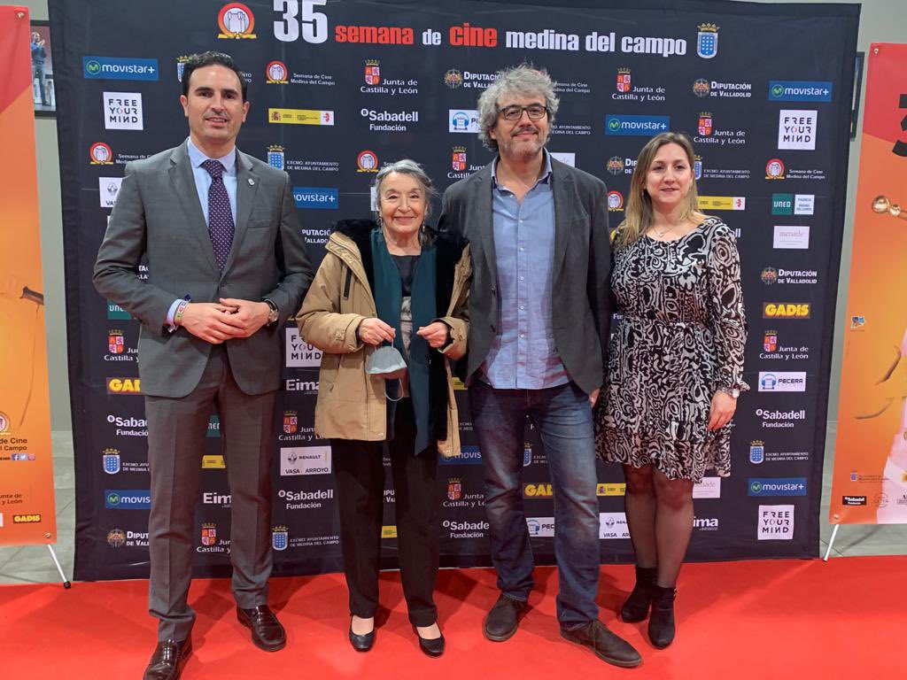 GuzmanGomezMdC's tweet image. Compartir parte de este día con el #roel al Dir. S. XXI @DavidMdloSantos y con el #roel de Honor #Petramartinez de @FestivalCineMed es un lujo inigualable. Genio y figura. Gracias @Crisam_86  @AllendeEmiliano y equipo por vuestro trabajo.