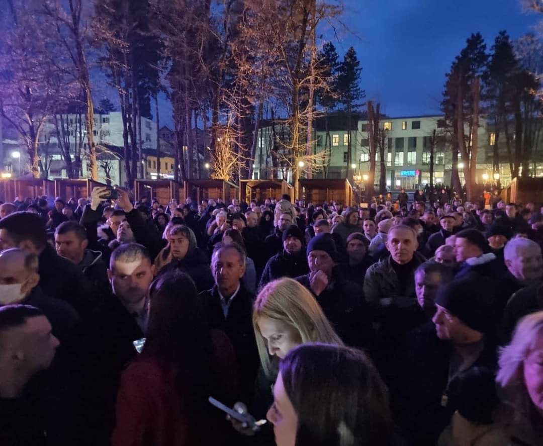 BecicAleksa's tweet photo. Veličanstveni masovni protest u Bijelom Polju potvrđuje da je sjever 🇲🇪 ustao protiv izdaje.
Hvala Bjelopoljici, hvala dragi prijatelji!
Prenijećemo vašu poruku Podgorici i Crnoj Gori u nedjelju u 18h. 
#USTANI #ODBRANI #POBIJEDI https://t.co/DDb8UeRnz8