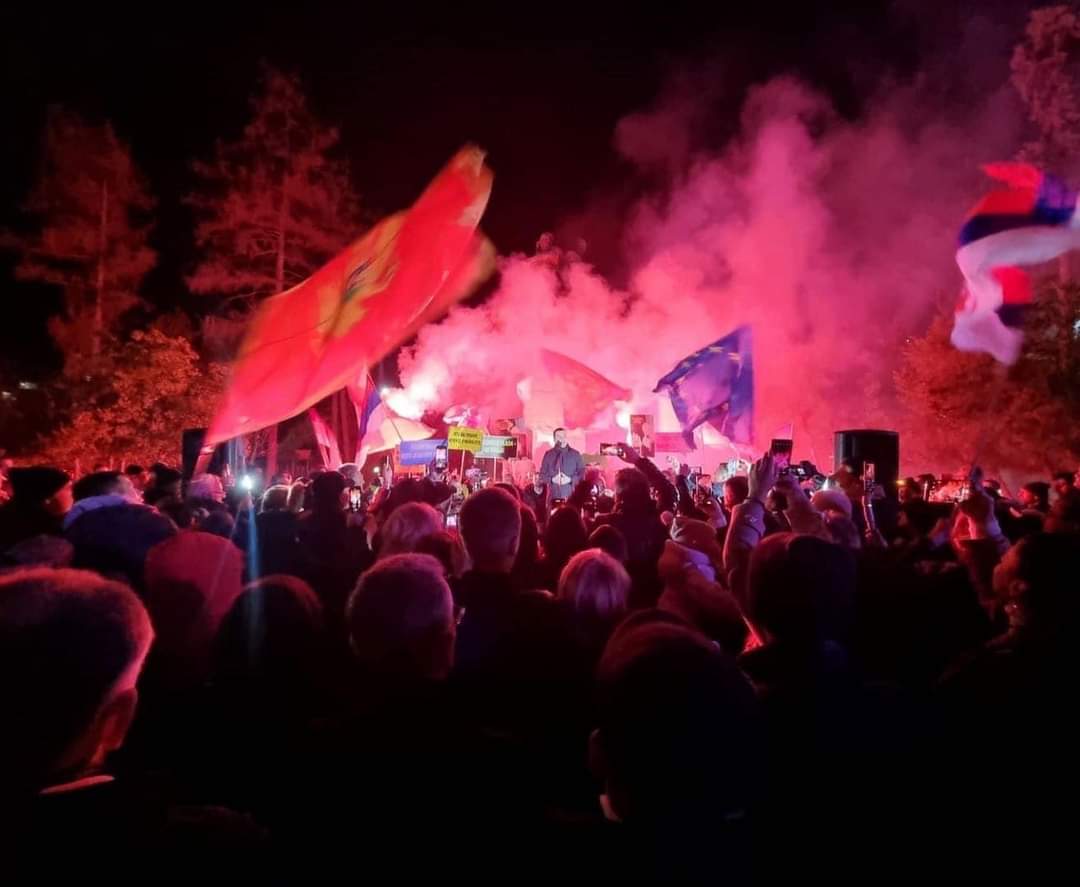 BecicAleksa's tweet photo. Veličanstveni masovni protest u Bijelom Polju potvrđuje da je sjever 🇲🇪 ustao protiv izdaje.
Hvala Bjelopoljici, hvala dragi prijatelji!
Prenijećemo vašu poruku Podgorici i Crnoj Gori u nedjelju u 18h. 
#USTANI #ODBRANI #POBIJEDI https://t.co/DDb8UeRnz8