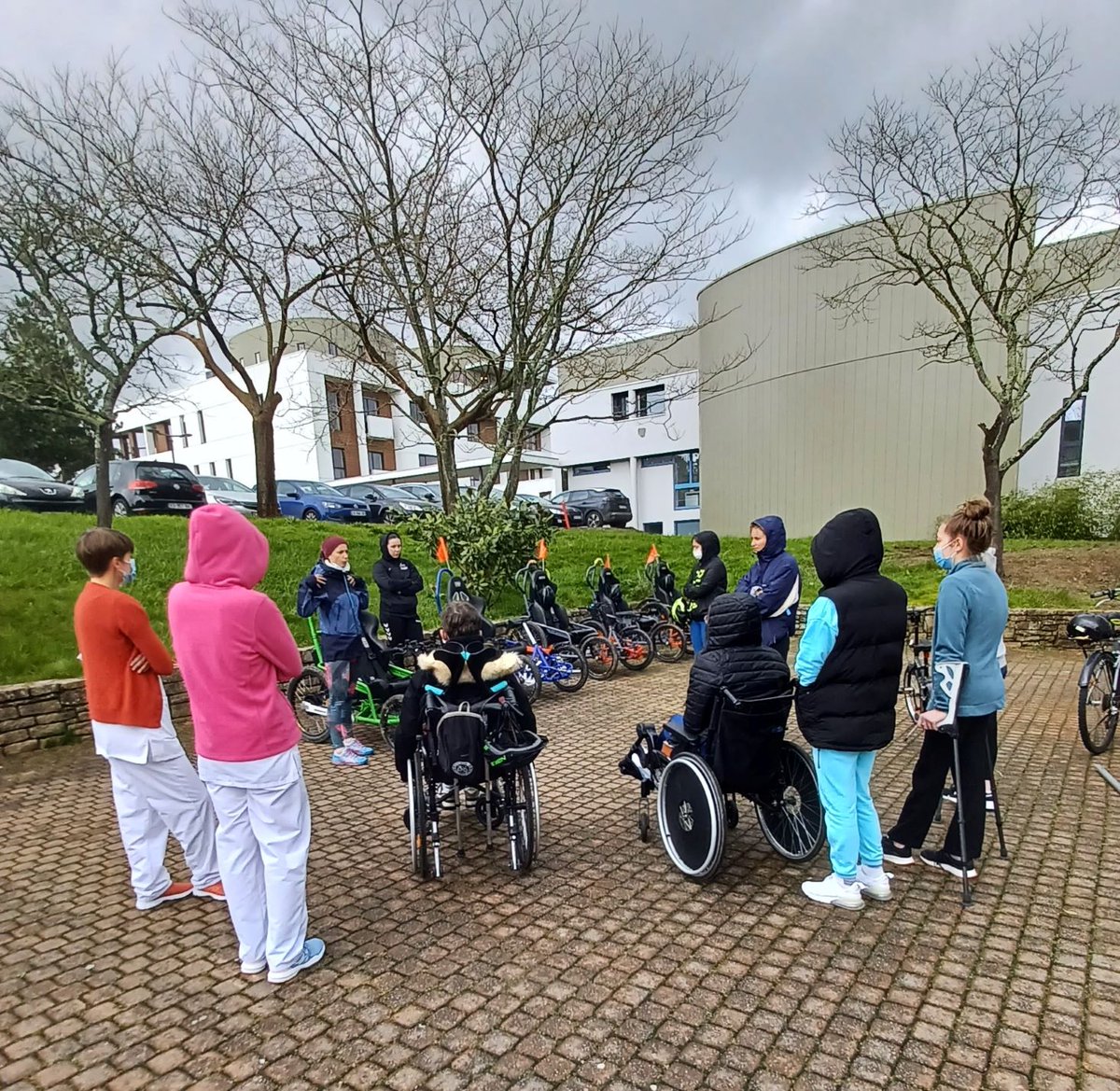 fondation_ildys's tweet photo. [ Fauteuil tout-terrain ]
Découverte du fauteuil tout-terrain hier pour les enfants du service SSR pédiatriques de Ty Yann en vue d'une randonnée dimanche en forêt. Un grand merci à #HandisportBrest et aux deux étudiantes de l'@UBO_UnivBrest qui portent ce projet 🙏 https://t.co/4mMnm95cG6