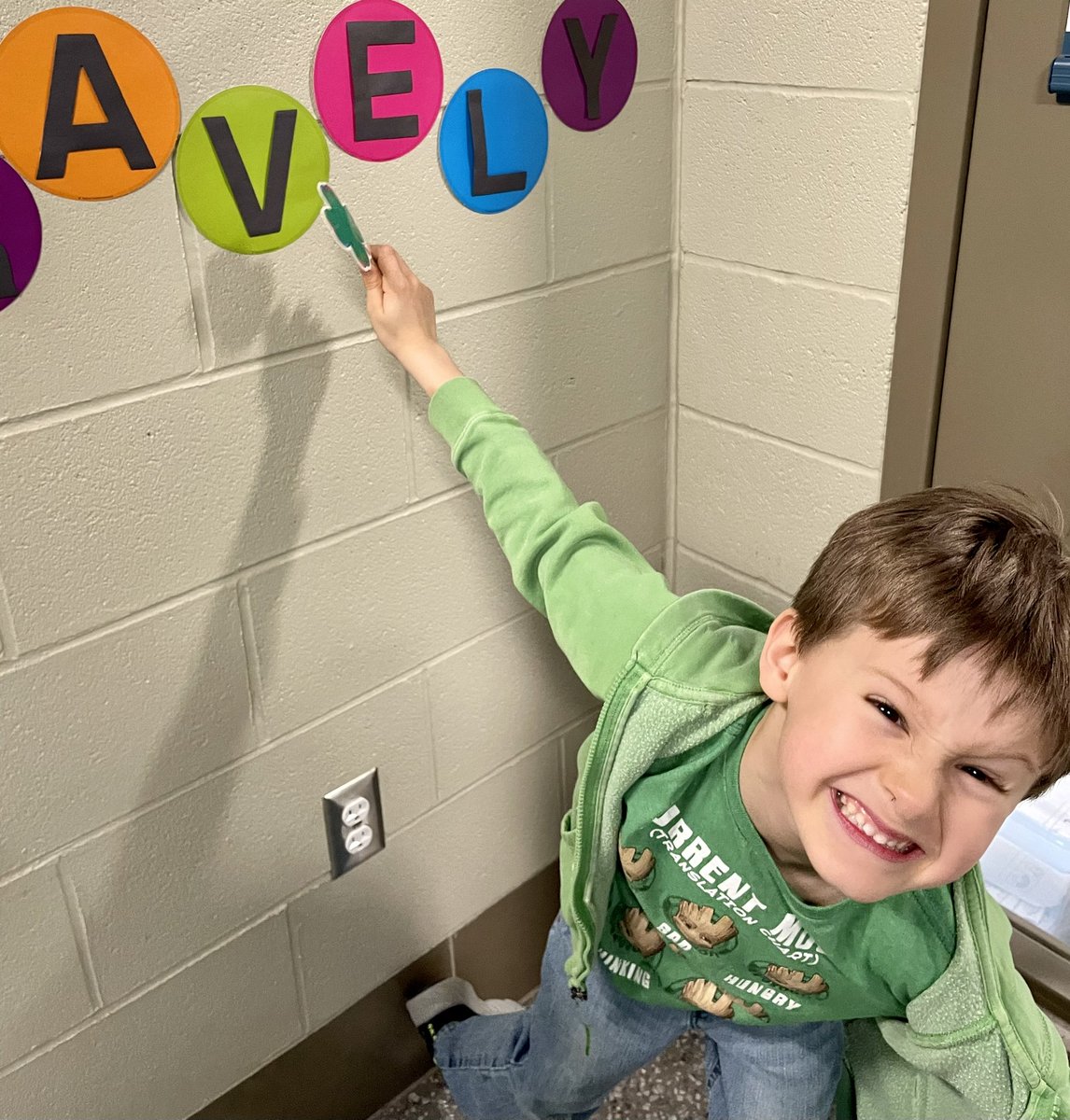 KatiebellSLP's tweet photo. @SLCSpearson 1st grade students are going on a green hunt to practice generalizing speech sounds and new verbs! #StPatricksDay #govisual #movetolearn https://t.co/tmiyR3D2DL