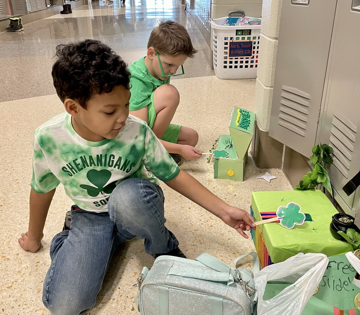 KatiebellSLP's tweet photo. @SLCSpearson 1st grade students are going on a green hunt to practice generalizing speech sounds and new verbs! #StPatricksDay #govisual #movetolearn https://t.co/tmiyR3D2DL