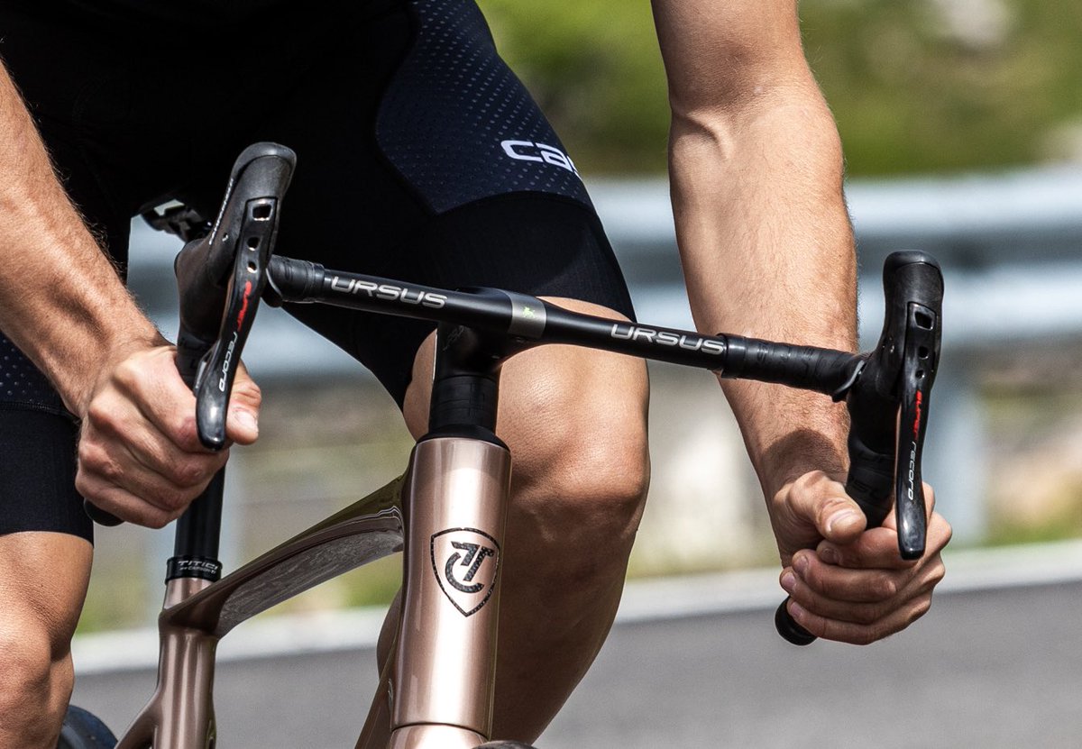 Aerodynamic to defy the wind at high speeds, light and comfortable to increase climbing performance, rigid and ergonomic for a firm and secure grip in the sprint. 

This is Magnus H.02, the best of Ursus’ technology and design for the most demanding cyclists.