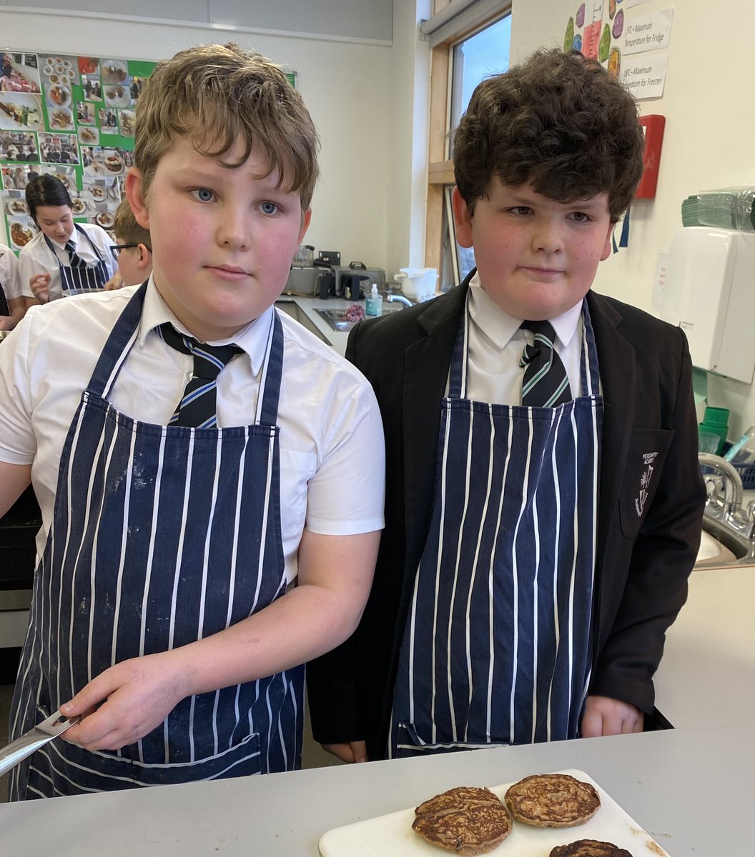 katepercys's tweet photo. Awesome time kicking off our pilot #Cook5withKatePercy with yr 7 at @MerchantsAc today. 5 healthy recipes + 5 nutrition tips to set the students up for a better life. Today was carbohydrates + Oaty Banana Pancakes which were super popular!! Great kids 😊@Samanth53721162 #Enerjoy https://t.co/2qqcxom5jw
