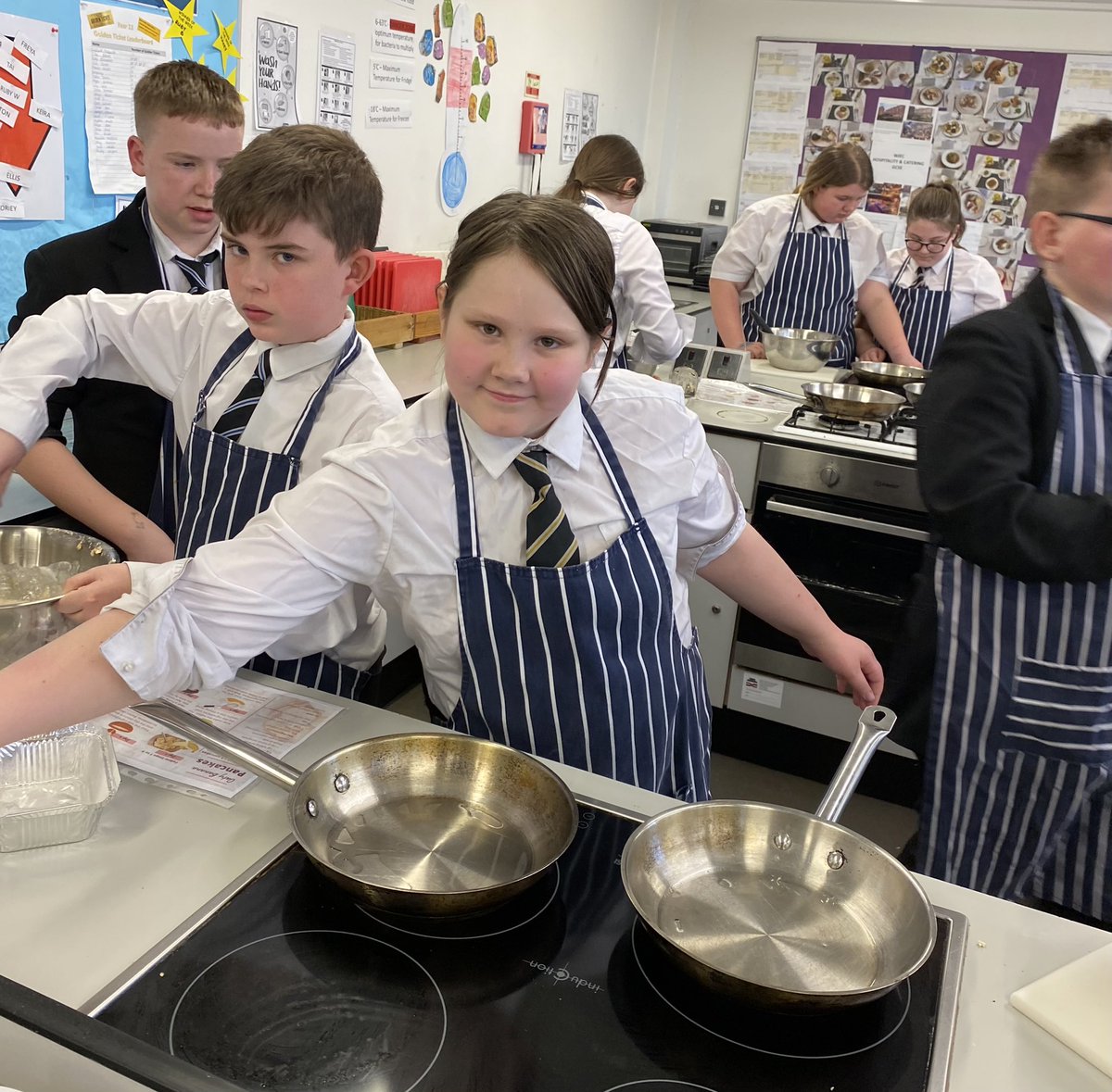 katepercys's tweet photo. Awesome time kicking off our pilot #Cook5withKatePercy with yr 7 at @MerchantsAc today. 5 healthy recipes + 5 nutrition tips to set the students up for a better life. Today was carbohydrates + Oaty Banana Pancakes which were super popular!! Great kids 😊@Samanth53721162 #Enerjoy https://t.co/2qqcxom5jw