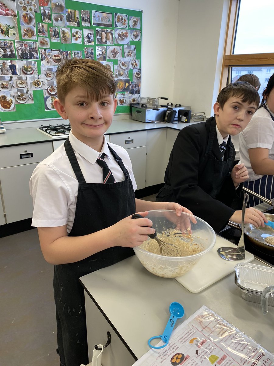 katepercys's tweet photo. Awesome time kicking off our pilot #Cook5withKatePercy with yr 7 at @MerchantsAc today. 5 healthy recipes + 5 nutrition tips to set the students up for a better life. Today was carbohydrates + Oaty Banana Pancakes which were super popular!! Great kids 😊@Samanth53721162 #Enerjoy https://t.co/2qqcxom5jw